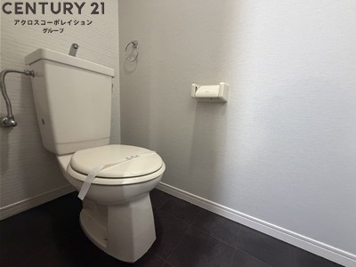 トイレ　落ち着いた色調のトイレです