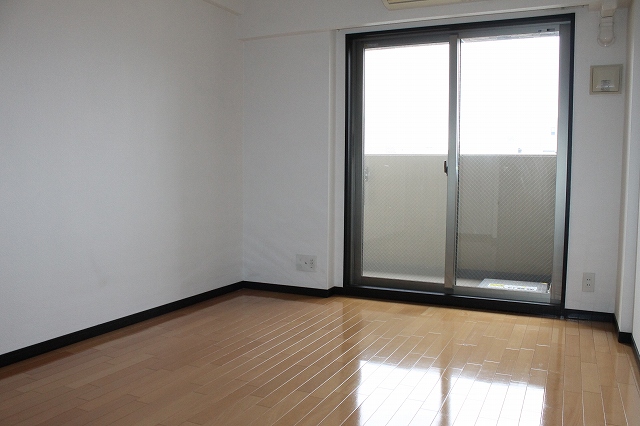 居室・リビング　フローリングの明るい室内