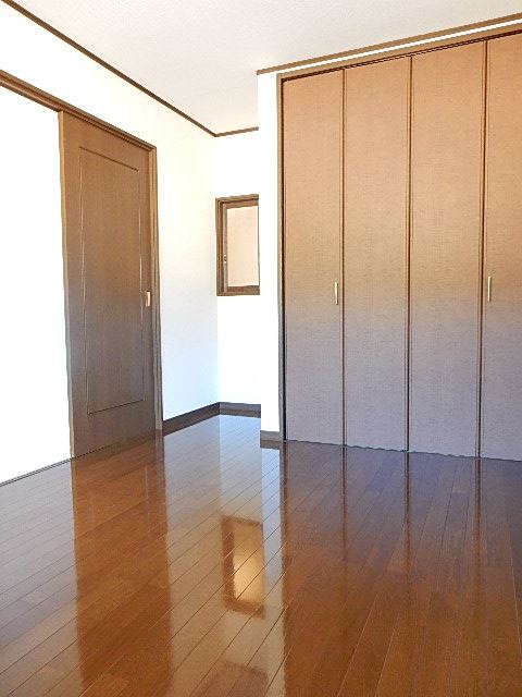 その他　玄関側の居室です。