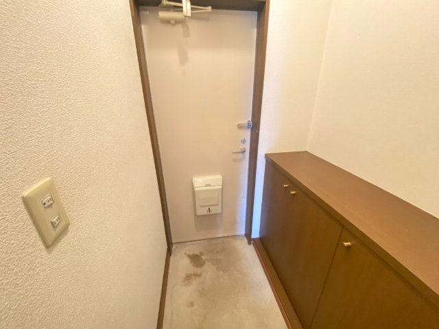 玄関　ポスト・下駄箱付きの玄関です。