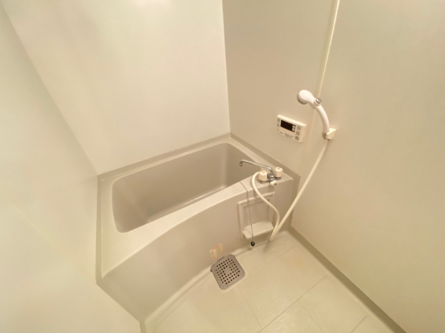 バス・シャワールーム　明るく綺麗なお風呂です。