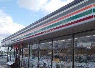 コンビニ　セブンイレブン（コンビニ）まで240m