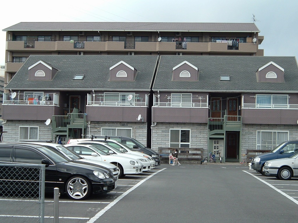 建物外観　前面は駐車場のため建物がありません