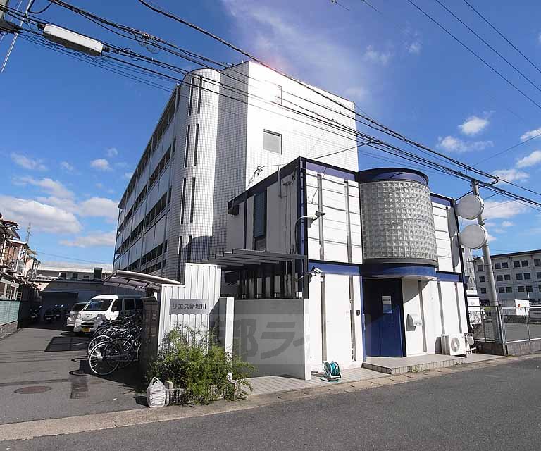 建物外観　下鳥羽の単身マンションです。