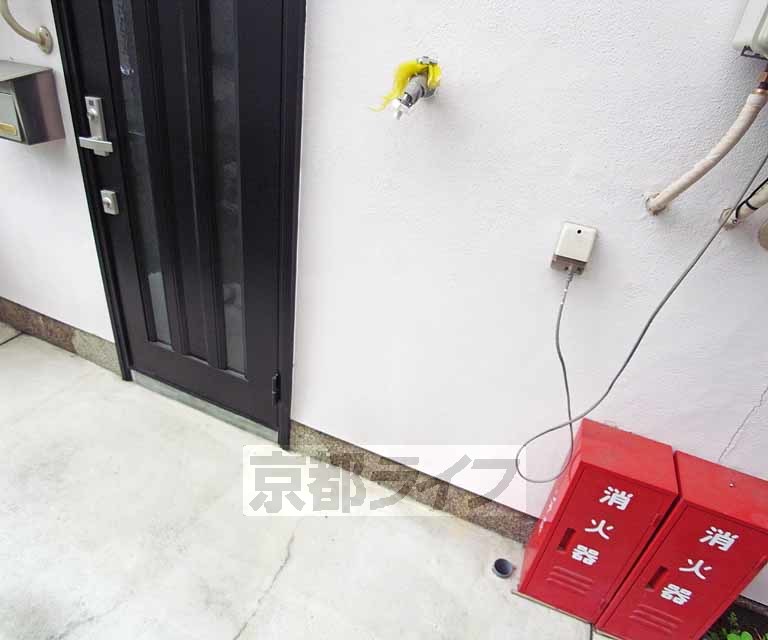 その他設備　部屋入口の洗濯機置き場です