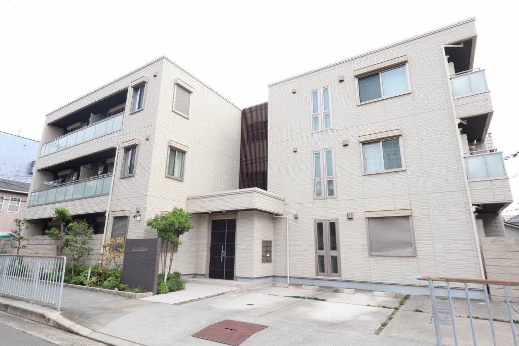 建物外観　積水ハウス施工・重量鉄骨造３階建て