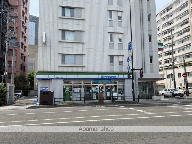 コンビニ　ファミリーマート（コンビニ）まで329m