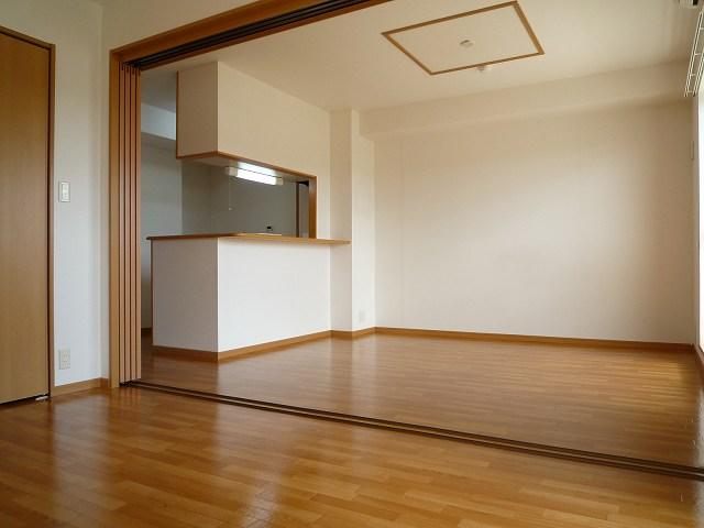 その他設備　南側洋室から見たリビングスペース