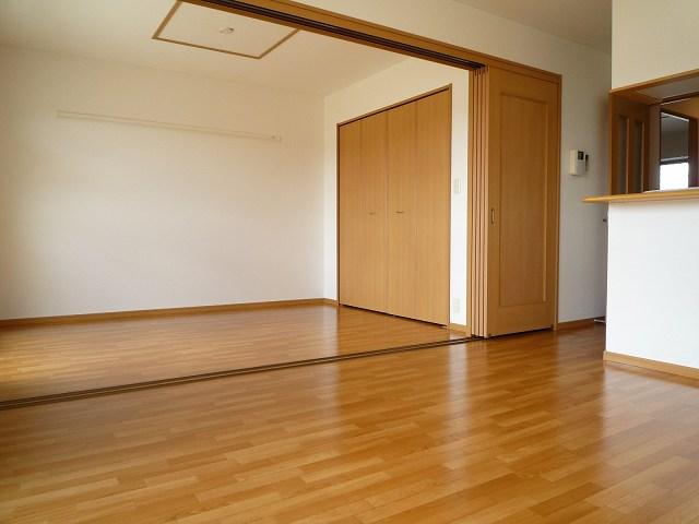 その他部屋・スペース　リビングから見た南側6帖洋室