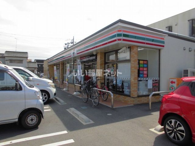 コンビニ　セブンイレブン（出し山）（コンビニ）まで888m