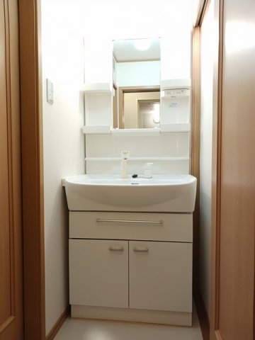 洗面設備　明るい洗面所です