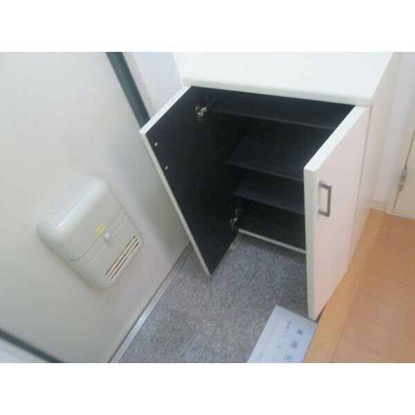 玄関　室内写真は別部屋の写真です。