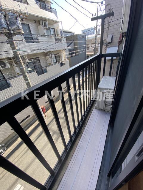 バルコニー　暖かな日差しのふりそそぐバルコニー