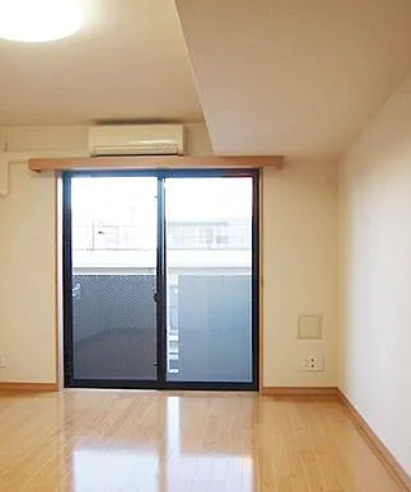 バルコニー　別部屋の画像を使用しております。
