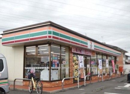 コンビニ　コンビニエンス鶴田（コンビニ）まで833m