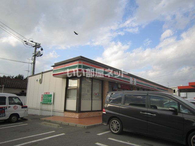 コンビニ　セブンイレブン　三川町（コンビニ）まで437m