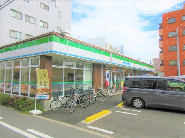 コンビニ　ファミリーマート（コンビニ）まで549m