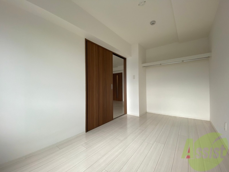 その他部屋・スペース　寝室はこちらです。光が差し込む、温かみのあるお部屋です。