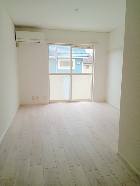 居室・リビング　白を基調とした明るいお部屋