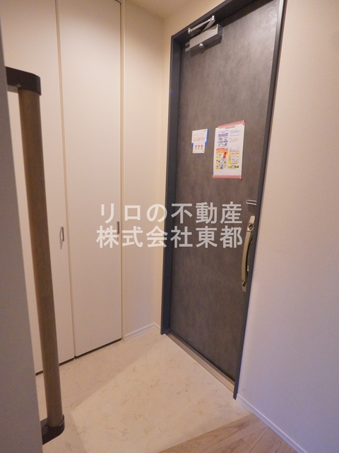 玄関　玄関には下駄箱があるのでスッキリとした空間を保てます