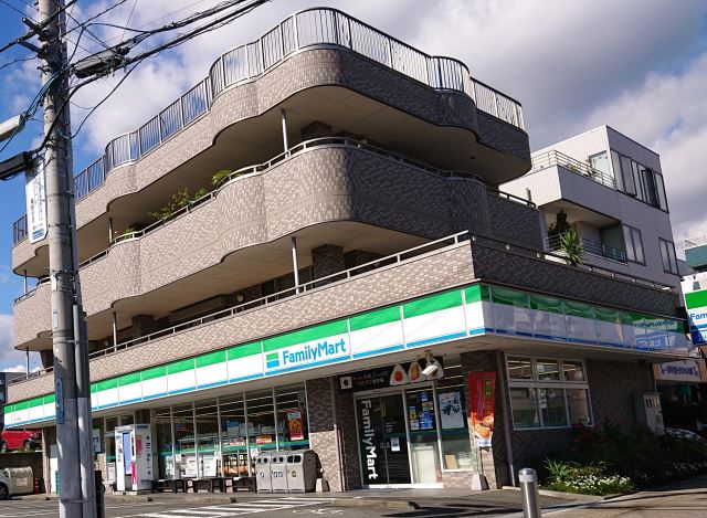 コンビニ　ファミリーマート（コンビニ）まで820m