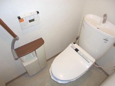 トイレ　ウォシュレット付です。