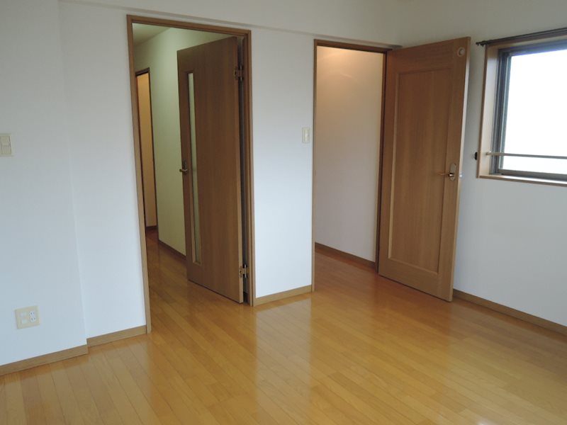 居室・リビング　朝の目覚めも快適な南東角部屋！居室の照明プレンゼント中☆