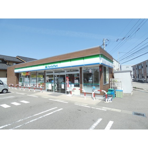 コンビニ　ファミリーマート金沢二口店（コンビニ）まで235m