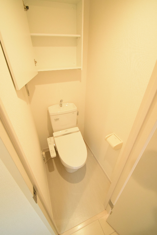 トイレ　ツールボックス付き！温水便座のトイレです(＾＾)