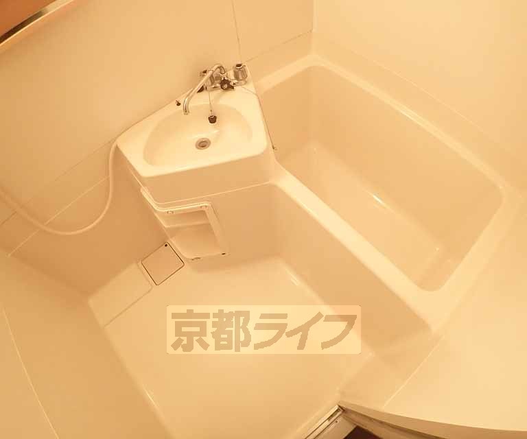 バス・シャワールーム　清潔感のあるお風呂です