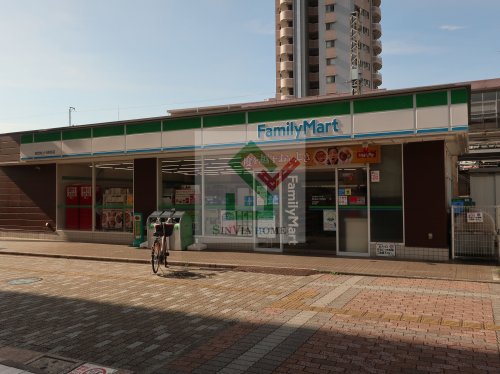 コンビニ　ファミリーマート西武狭山ケ丘駅前店（コンビニ）まで737m