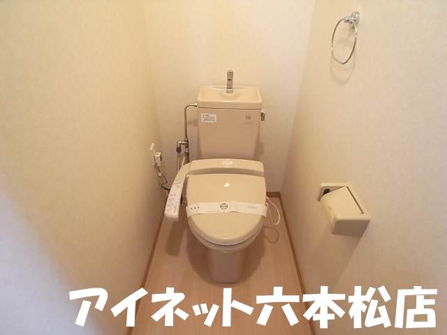 トイレ　ウォシュレット完備。