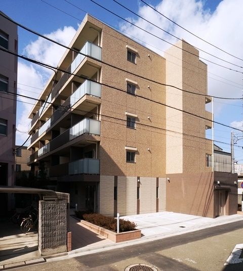 建物外観　2015年築の5階建てマンション