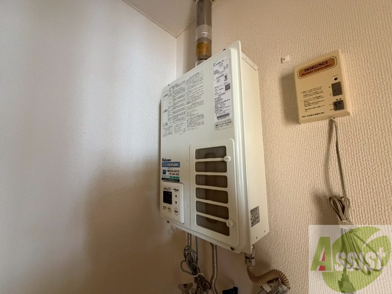 その他設備　こちらの給湯器でお湯をあたためてくれますよ