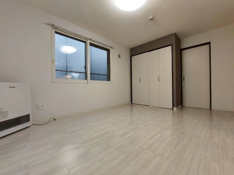 その他部屋・スペース　寝室はこちらです。光が差し込む、温かみのあるお部屋です。