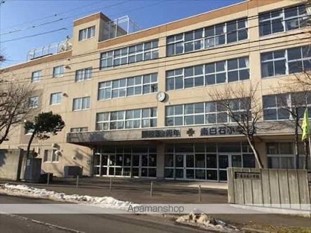 小学校　南白石小学校（小学校）まで77m