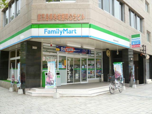 コンビニ　ファミリーマート（コンビニ）まで813m