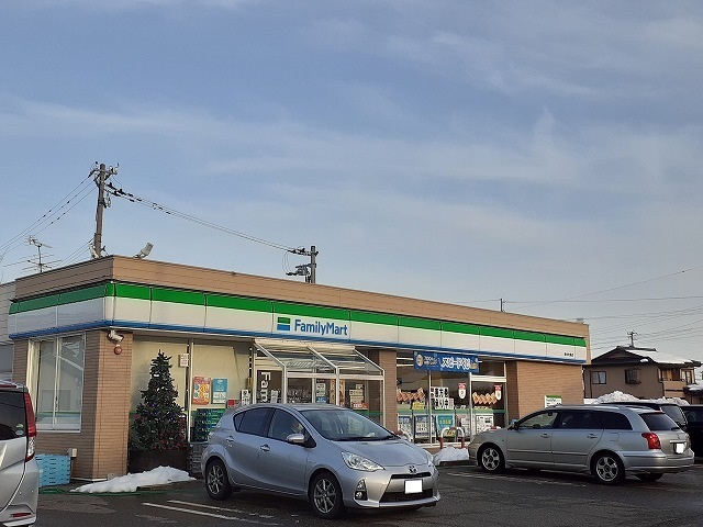コンビニ　ファミリーマート（コンビニ）まで1100m