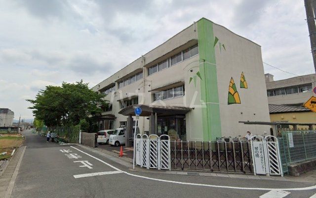 小学校　向日市立第４向陽小学校（小学校）まで593m