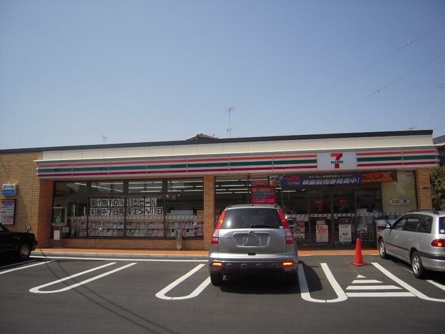 コンビニ　セブンイレブン（コンビニ）まで775m