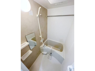 バス・シャワールーム　間取り反転タイプのお部屋の写真です。現況優先。