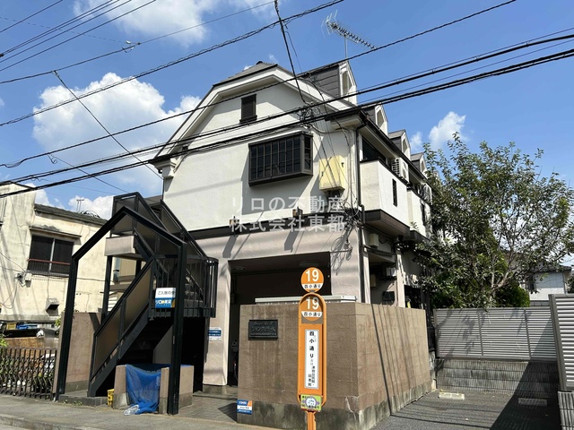 建物外観　大学近くで学生さんにおすすめ！建物の目の前がバス停です！
