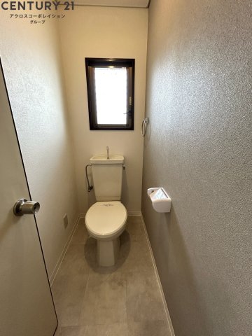 トイレ　小窓がついて換気しやすいです！