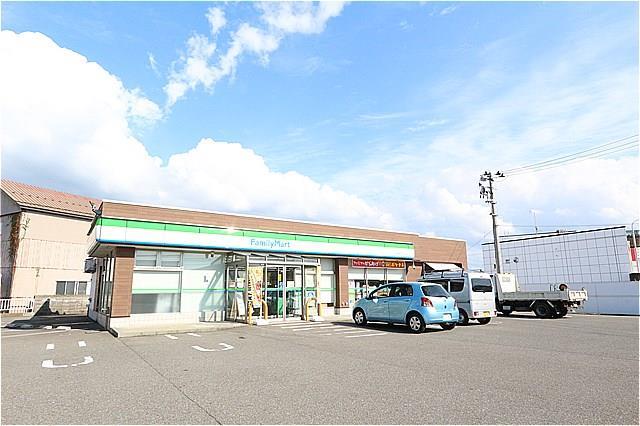 コンビニ　ファミリーマート寺内イサノ店（コンビニ）まで500m