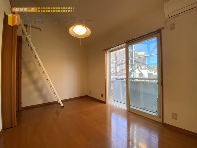 居室・リビング　日が差し込む明るいお部屋です。