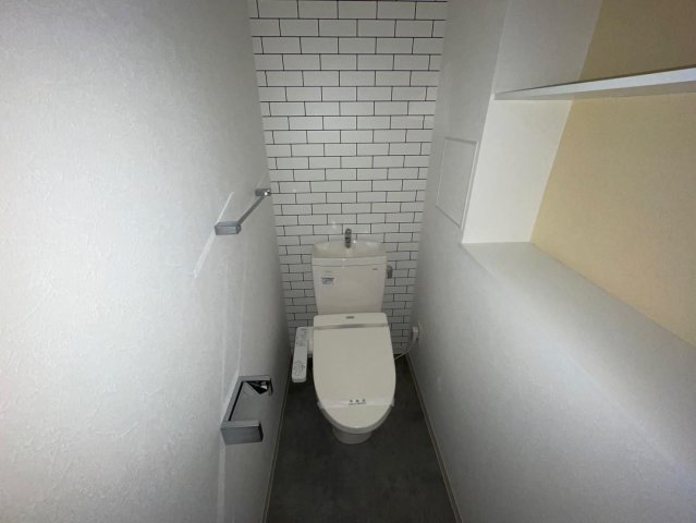 阪急神戸線 中津駅 徒歩8分 10階建 築11年のトイレ写真