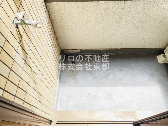 その他　洗濯機置場は振動が気にならない外置きタイプ！