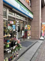 コンビニ　ファミリーマート 四谷二丁目店（コンビニ）まで66m