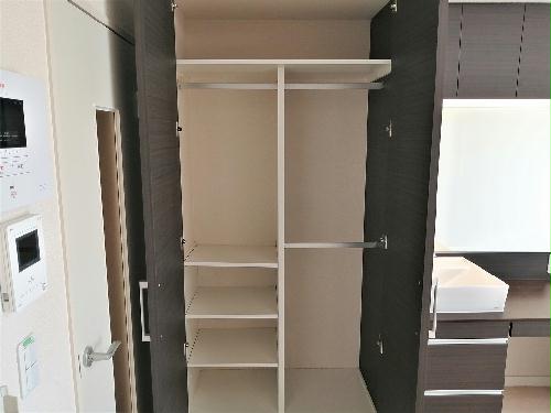 収納　お部屋によって壁の色が違う場合がございます。