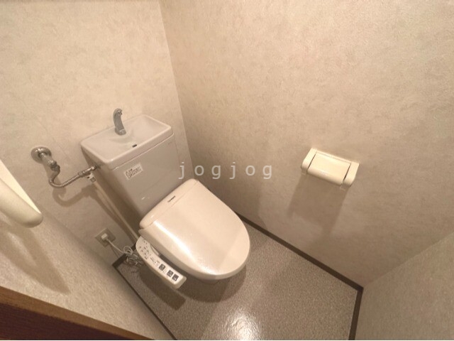 トイレ　嬉しい温水洗浄便座付きのトイレです。